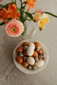Kaboompics - Easter Delights - Spring Flowers and Minimalist Tableware
