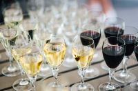 Kaboompics - Glasses with wine and orange juice