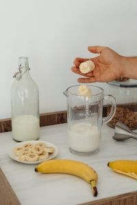 Kaboompics - Banana shake with milk - preparation process