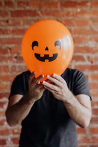 Kaboompics - The man with the Halloween balloon