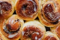 Kaboompics - Overhead Cinnamon Roll Swirls with Powdered Sugar for Baking Recipe Layouts
