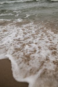 Kaboompics - Foamy Wave Washing Over Sandy Shore