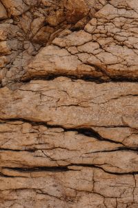 Kaboompics - Close Up of Cracked Tan Rock Layers and Dark Seams