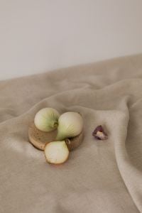 Kaboompics - White Onions, Garlic and Onion Half on Natural Linen
