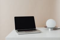 Kaboompics - Laptop and coffee - empty screen - mockup