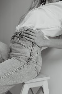 Kaboompics - Black-and-White Fashion Close-Up of Hand on Waist, White Blouse and Light Jeans