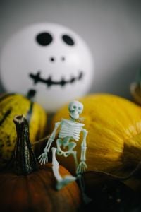 Kaboompics - Halloween Skeleton Decoration with Pumpkin and Ghost Balloon