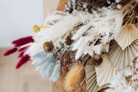Kaboompics - Horizontal Close-Up of a Dried Pampas Bouquet with Burgundy Stems and Golden Flower Heads