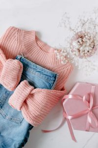 Kaboompics - Flat lay collage - women's modern casual outfit, pink sweater, jeans, sunglasses