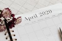 Kaboompics - April 2020 Planner with Astrantia Flowers and Pen on Textured Linen