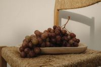 Kaboompics - Red Grapes on Ceramic Plate on Woven Chair