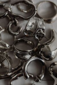 Kaboompics - Reflective Chrome Jewelry Macro Close-Up