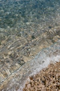 Kaboompics - Foamy Wave Reaching a Pebble Beach, Clear Shallow Coastal Water
