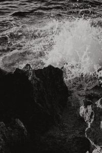 Kaboompics - Black and White Wave Crash on Rocky Shore