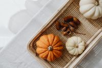 Kaboompics - Flat Lay of Pumpkins and Acorns in a Wicker Tray