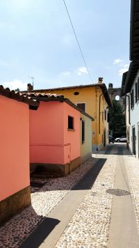 Kaboompics - Narrow Cobblestone Lane Between Colorful Italian Houses