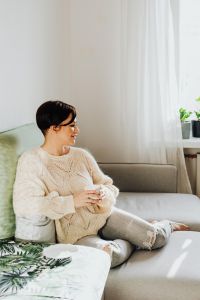 Kaboompics - The woman is drinking tea on the couch