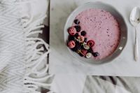 Kaboompics - Bowl with yoghurt, gingerbread and fruit