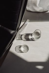 Kaboompics - Overhead Tumbler With Geometric Furniture Shadows