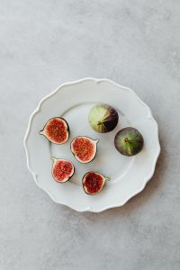 Kaboompics - Overhead White Plate With Fresh Fig Halves
