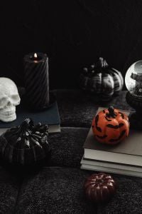 Kaboompics - Vertical Skull and Jack O Lantern Halloween Decor