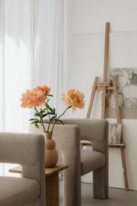 Kaboompics - Peach Flowers in Neutral Living Room with Easel and Armchairs