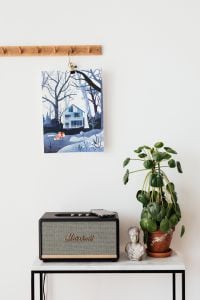 Kaboompics - Black speaker on marble table, white wall, sculpture, hand, painting
