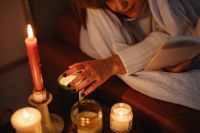 Kaboompics - Cozy Home Candlelight with Glowing Jar Candles