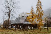Kaboompics - Old wooden houses in the mountains in autumn