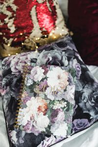 Kaboompics - Violet 2018 Day Planner