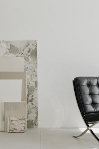 Kaboompics - Black Leather Lounge Chair Beside Neutral Artwork