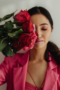 Kaboompics - Soft Valentine’s Portrait With Red and Pink Roses