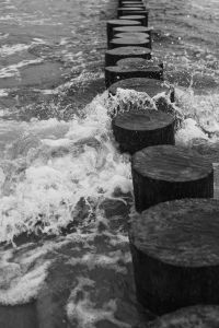 Kaboompics - Black and White Close-Up of a Wave and Groyne