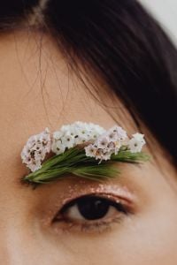 Kaboompics - Vertical Macro of White Wildflower Eyebrow Makeup and Dark Hair