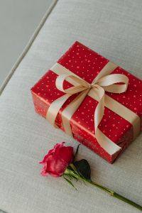Kaboompics - Red Gift Box with Champagne Ribbon and Pink Rose on Linen