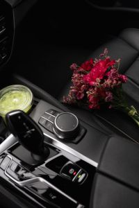 Kaboompics - Iced Matcha and Autumn Flowers Beside a Gear Shift