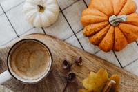 Kaboompics - Coffee Cup with Pumpkin Acorns and Oak Leaves