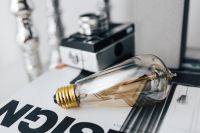 Kaboompics - Pencils, magazines and an old lightbulb