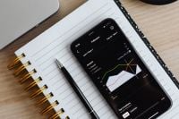 Kaboompics - Phone - Instagram Insights - decrease in number of followers