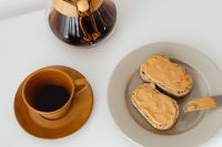 Kaboompics - Coffee brewed in a Chemex and peanut butter sandwiches for breakfast