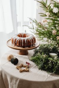 Kaboompics - Christmas Cake Table with Evergreen Wreath and Ornaments