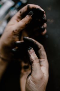 Kaboompics - Messy painted hands of a painting artist