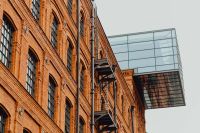 Kaboompics - Glass Skybridge Extension beside the Red-Brick Manufaktura Factory Facade, Łódź