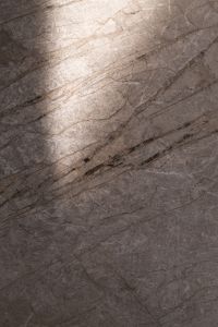 Kaboompics - Marble Texture Dark Grey Veins Light Reflection