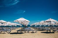 Kaboompics - Umbrellas and lounge chairs on Sunny Beach, Bulgaria