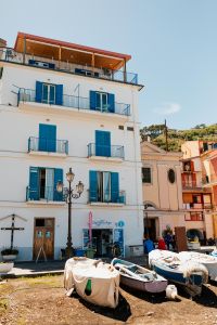 Kaboompics - Fishing Boats In Front Of A White Sorrento Building With Blue Shutters
