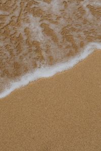 Kaboompics - Diagonal Wave Foam Line On Sandy Beach