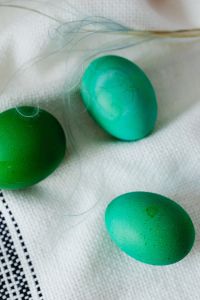 Kaboompics - Close-Up of Turquoise and Green Painted Eggs on Linen