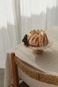 Kaboompics - Easter Delights - Spring Flowers and Minimalist Tableware