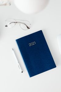 Kaboompics - Overhead 2021 Planner Flat Lay with Mouse and Eyeglasses